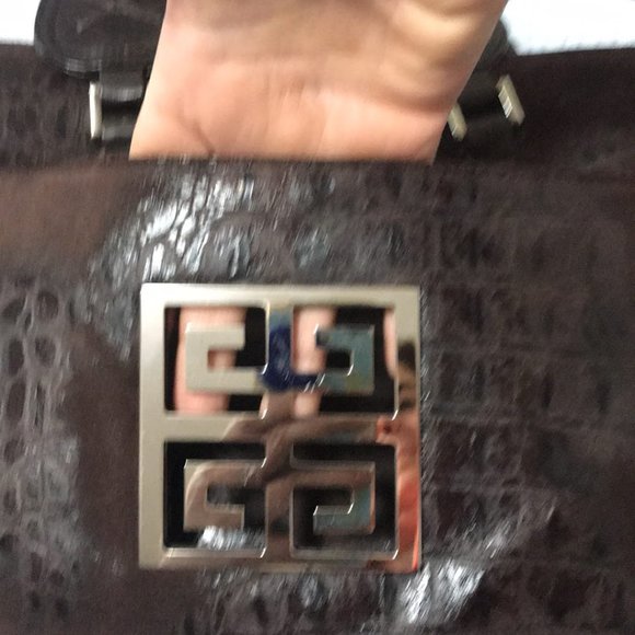 GIVENCHY